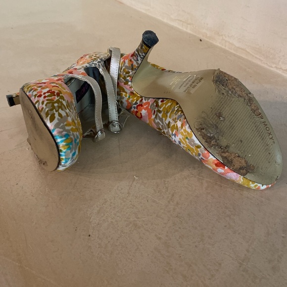 Mojo Moxy floral Mary Jane heels - Picture 3 of 3